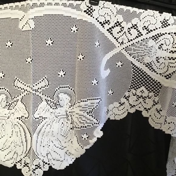 White Lace Mantel Scarf with angels and scalloped edging - Picture 3 of 8